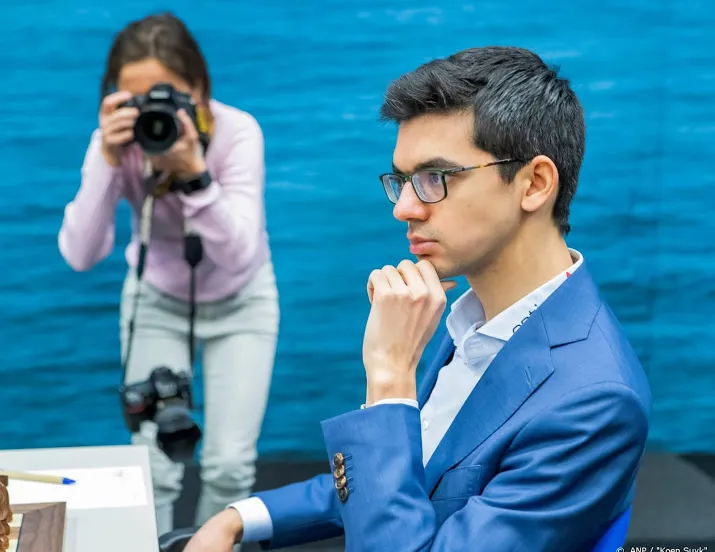 schaker giri verslaat wereldkampioen carlsen