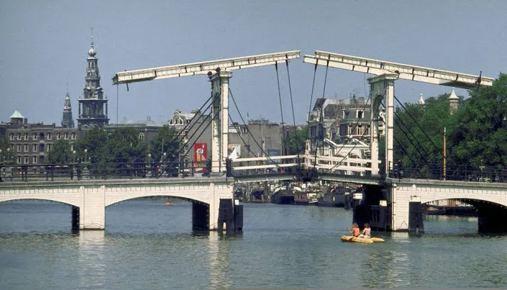 scheepvaart door amsterdam verder gestremd