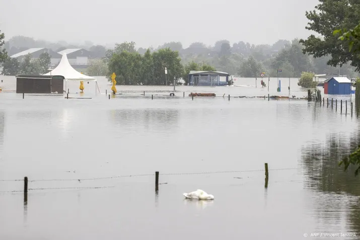 scheepvaart maas limburg naar verwachting tot na weekend gestremd