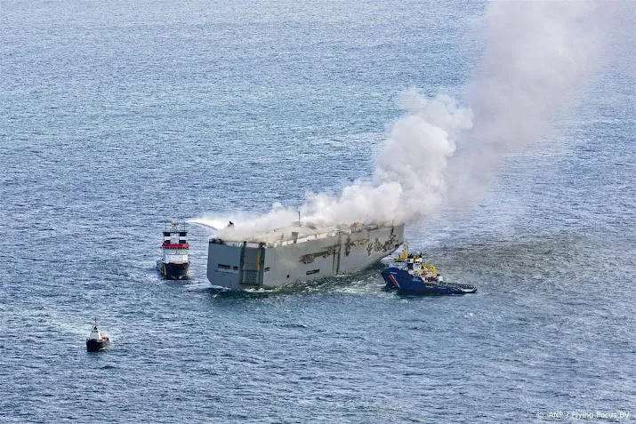scheepvaartroute bij brandend vrachtschip wee