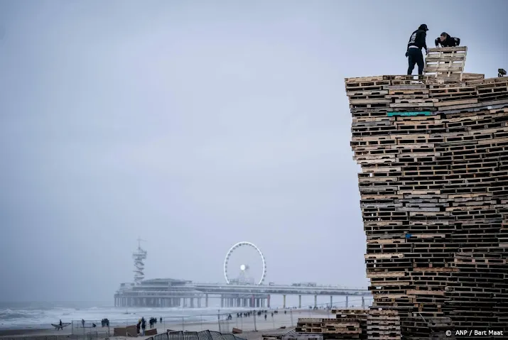 scheveningen steekt vreugdevuur dag eerder aan om weersverwachting