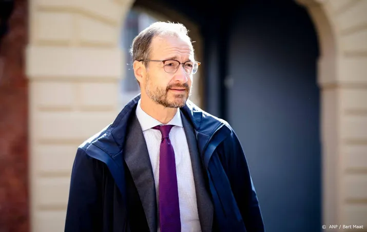 schijtlijster trofee voor minister wiebes
