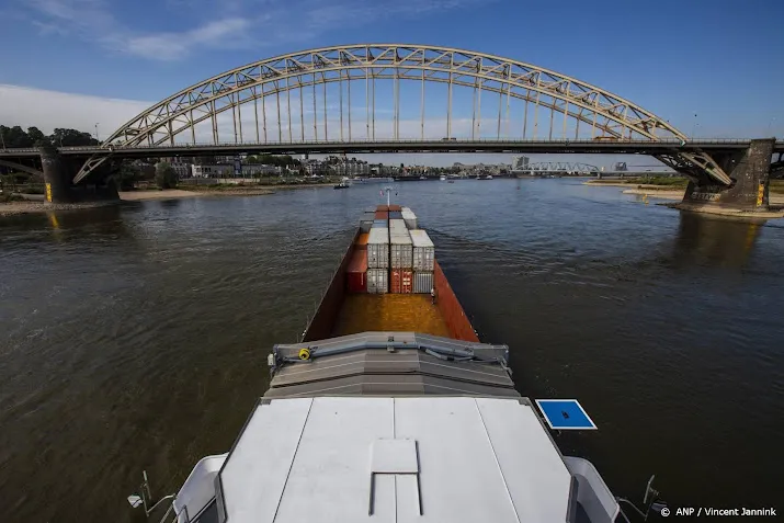 schip aan de grond in waal bij nijmegen