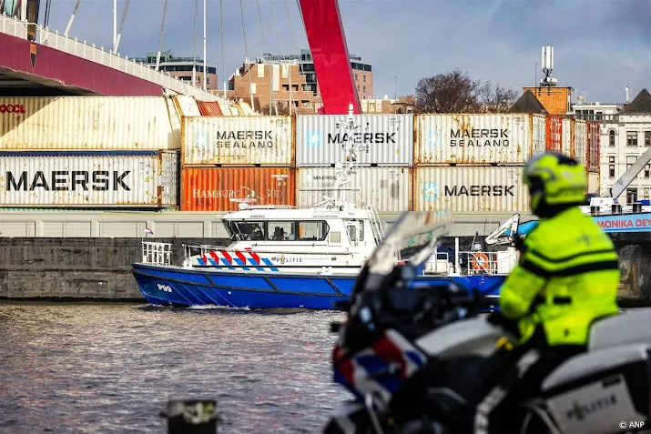 schip dat vastzat onder rotterdamse brug weer los