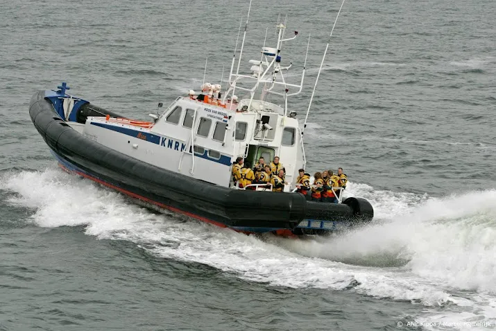 schip met 18 opvarenden maakt water na botsing bij kust ijmuiden