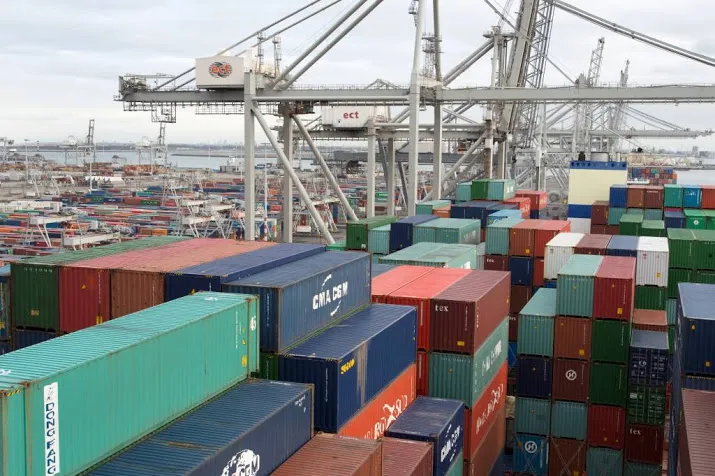 schip met recordlading ijzer in rotterdam