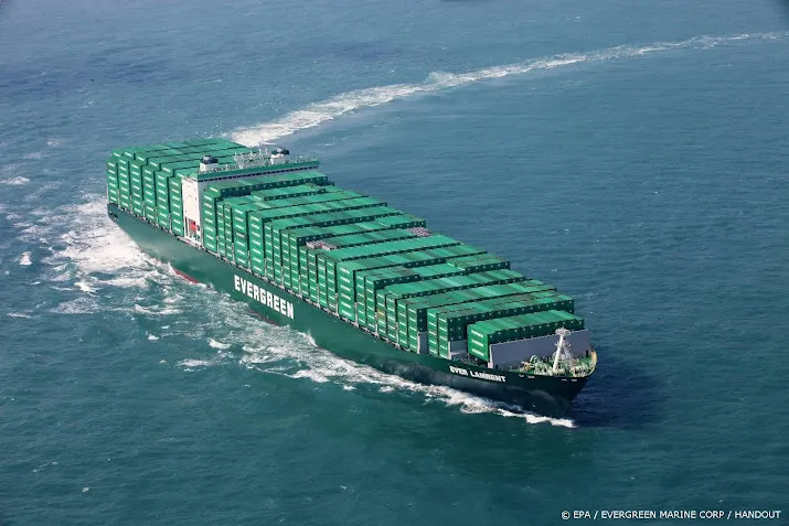 schip van bedrijf dat suezkanaal blokkeerde loopt vast in vs