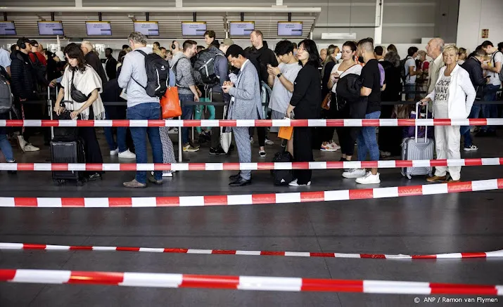 schiphol bijna hele herfstvakantie minder dan uur wachttijd