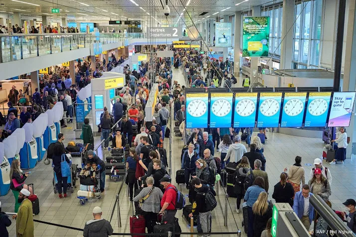 schiphol dagelijks gemiddeld 59 000 lokale vertrekkers in zomer