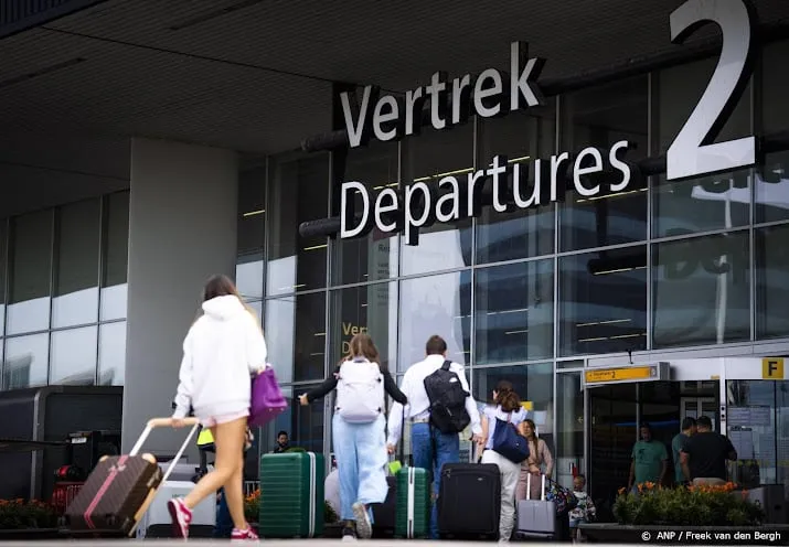 schiphol gaat kosten van door chaos gestrande reizigers vergoeden