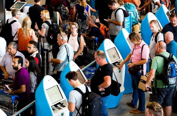 schiphol gaat ook chatten en whatsappen