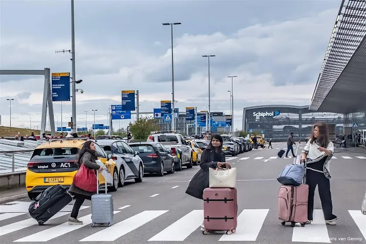 schiphol klm en marechaussee kijken tevreden terug op meivakantie