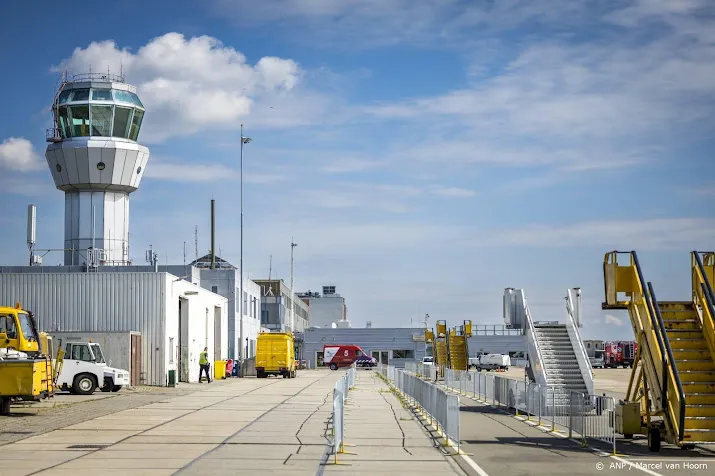 schiphol koopt zich voor 4 miljoen euro in bij limburgs vliegveld