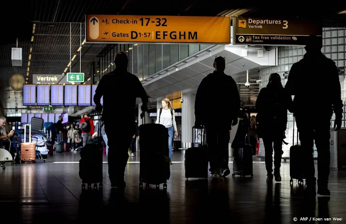 schiphol lange wachtrijen door minder beveiligers dan gepland