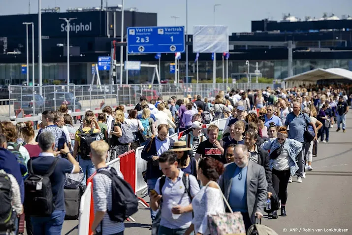 schiphol maatregel met wachten voor vertrekhal positief verlopen