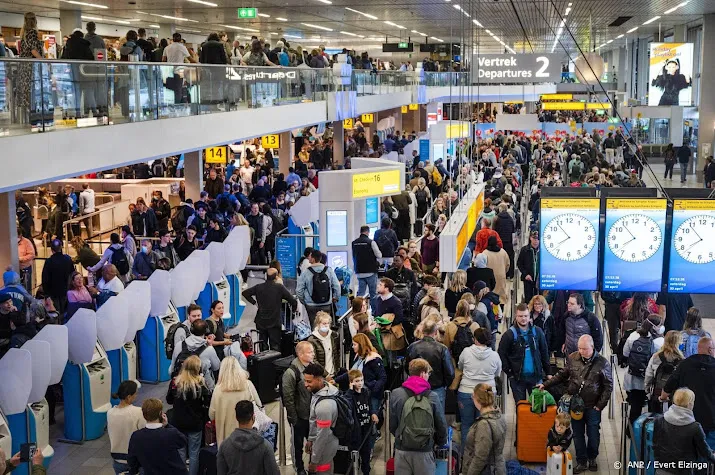 schiphol niet gelukt om reizigersaantal met 5800 te beperken