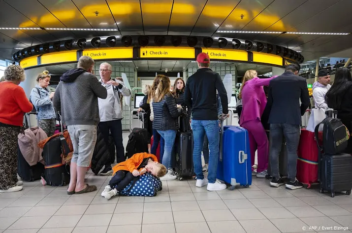 schiphol noemt drukte na dag met lange wachtrijen beheersbaar