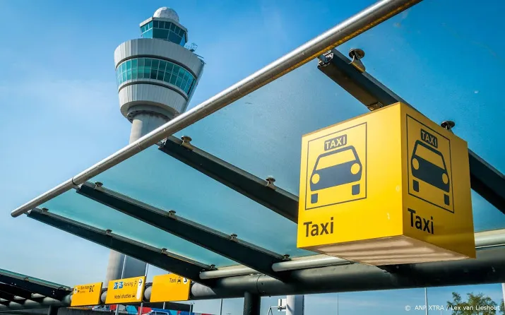 schiphol onderzoekt taxisysteem