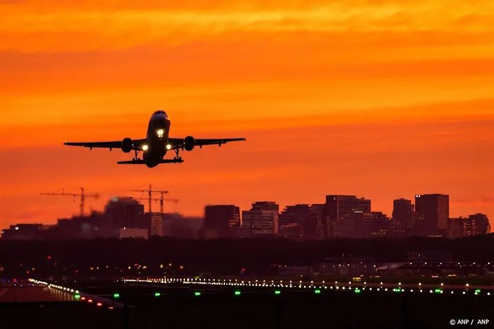 schiphol rekent rest van de dag nog op vertragingen door storm