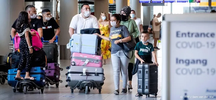 schiphol roept iedereen op luchthaven op om mondkapje te dragen