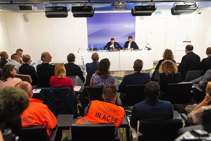 schiphol sleept fnv voor de rechter om acties