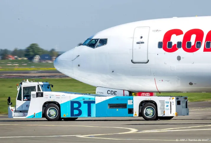 schiphol start proef met taxien vliegtuig door sleepvoertuig