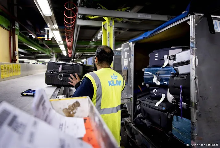schiphol test tilrobot om personeel in bagagehal te helpen