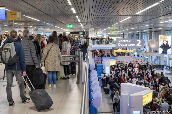 schiphol verplaatst zes vluchten om te grote drukte te voorkomen
