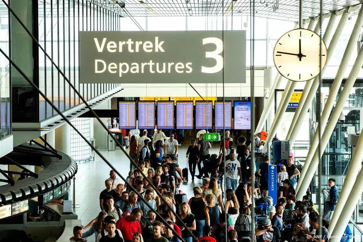 schiphol verwacht 54 miljoen in meivakantie