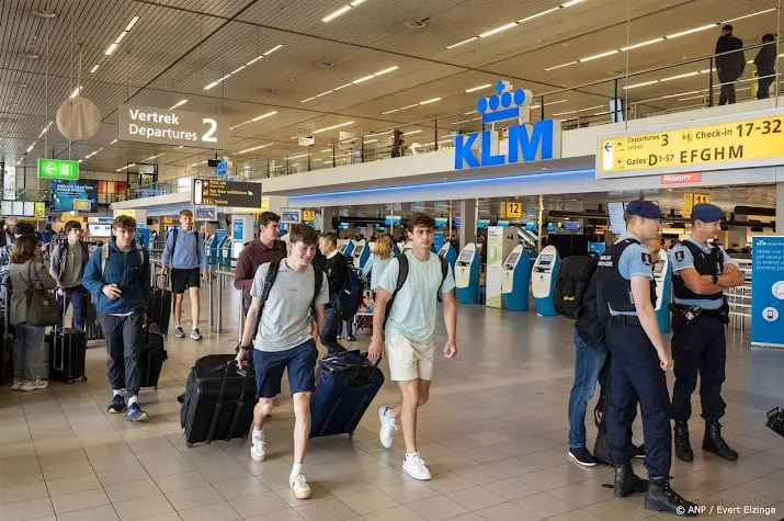 schiphol verwacht weer druk maar beheersbaar vakantieweekend