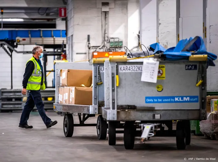 schiphol verwerkt minder passagiers maar meer vracht