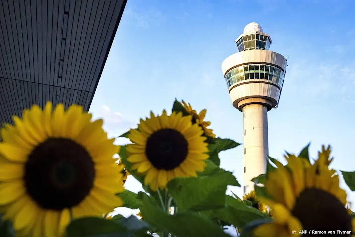 schiphol verwerkte derde minder reizigers dan voor corona