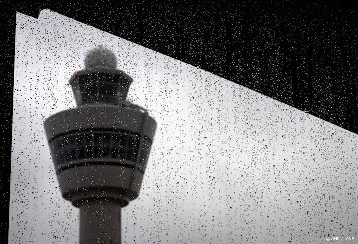 schiphol vrijdag 117 vluchten geannuleerd door slecht weer