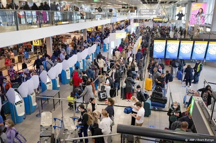 schiphol waarschuwt voor langere wachttijden in meivakantie