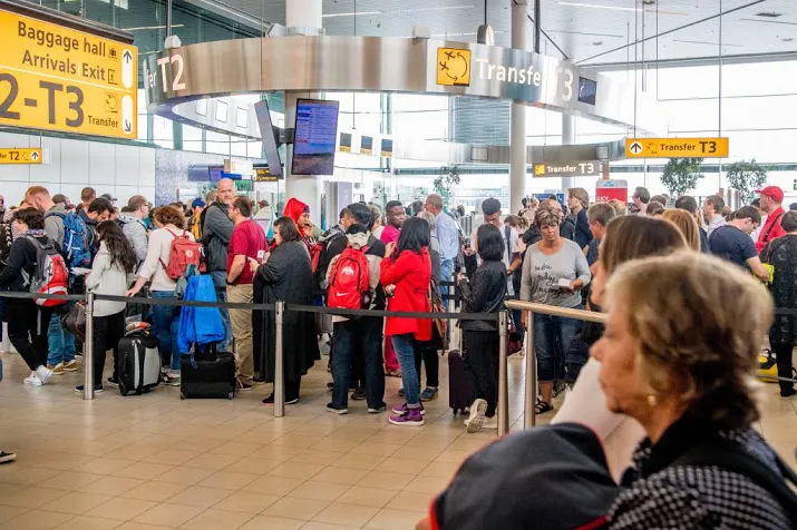 schiphol waarschuwt voor vertragingen