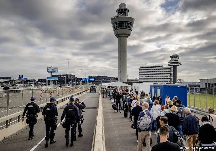 schiphol weer rijen in meivakantie maar lengte zal meevallen