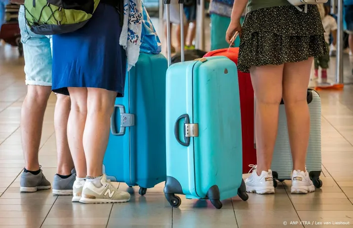 schiphol werkt gestrande bagage weg na storing