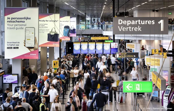 schiphol ziet na chaotisch jaar af van nieuwjaarsborrel