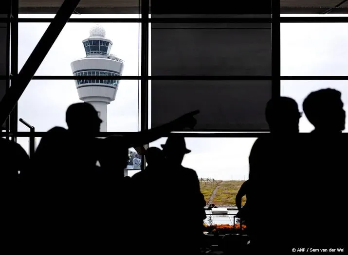 schiphol ziet veel passagiers vroeger komen na computerstoring