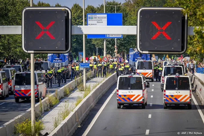 scholieren staken voor klimaat protest is naast snelwegblokkade