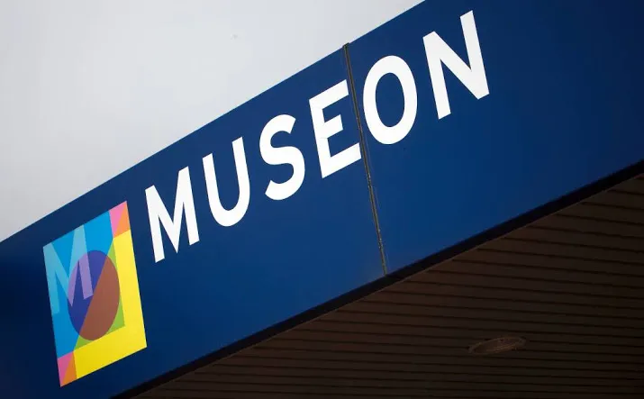scholieren vermaken zich in musea