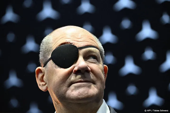 scholz opent autobeurs munchen met grap over valpartij bij joggen