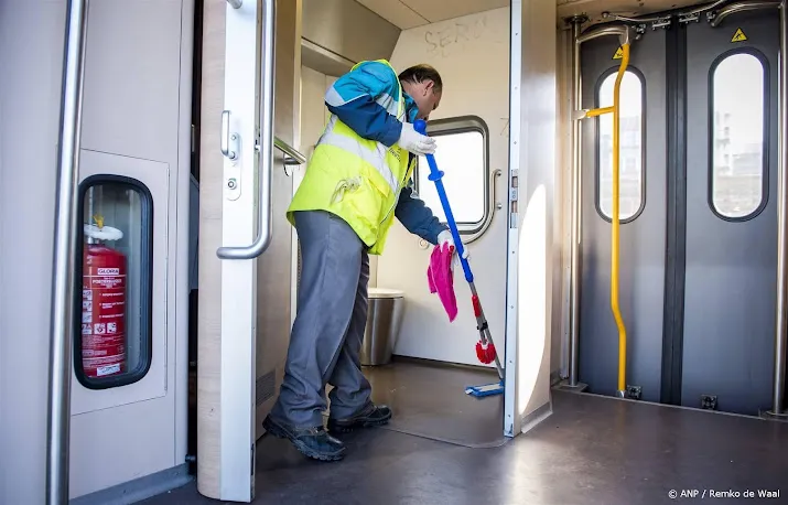 schoonmaker trein raakt onwel en overlijdt collega in ziekenhuis