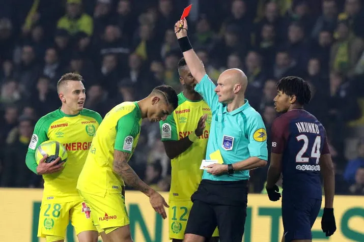 schoppende arbiter drie maanden geschorst