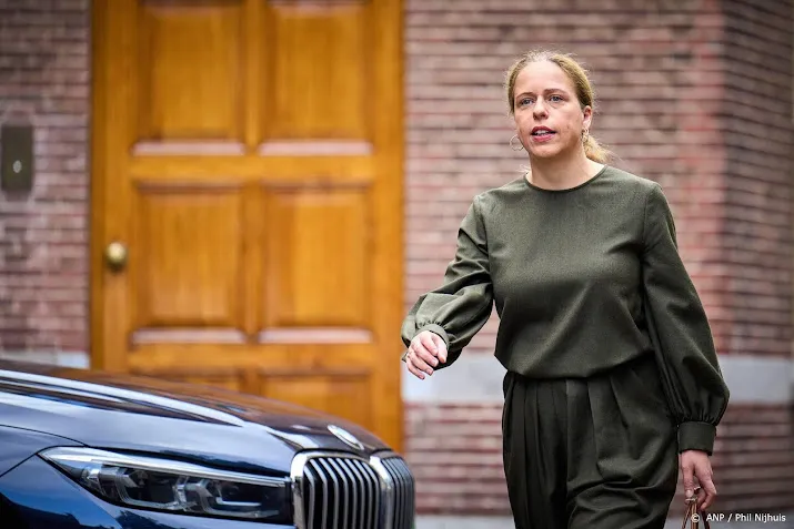 schouten wil later debat energietoeslag eerst gesprek studenten