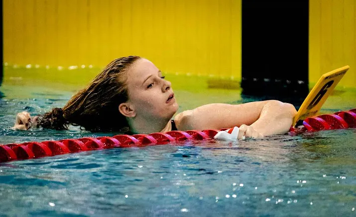 schouten zwemt nederlands record op schoolslag
