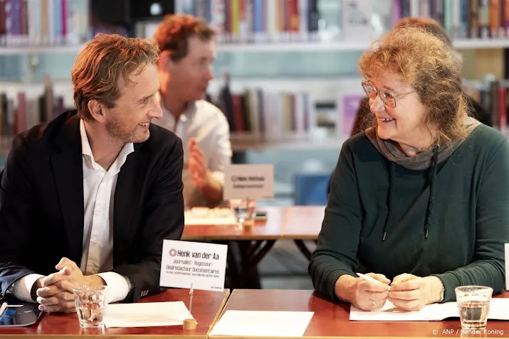 schrijfster lydia rood wint groot dictee bij prominenten