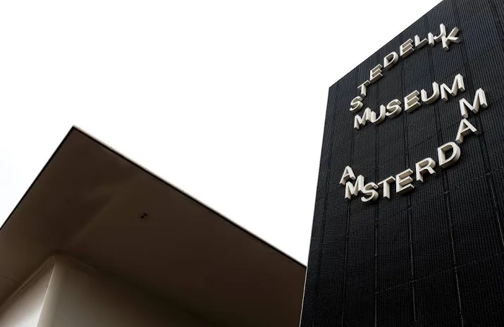 schrijver laat stedelijk miljoen euro na