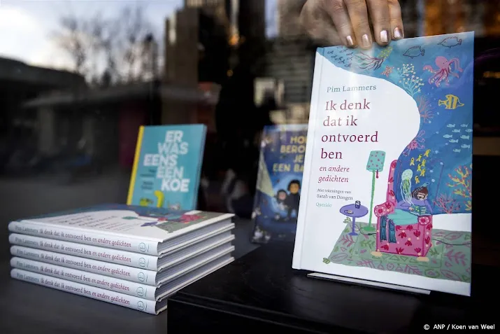 schrijver pim lammers verschijnt op boekenbal en leest gedicht