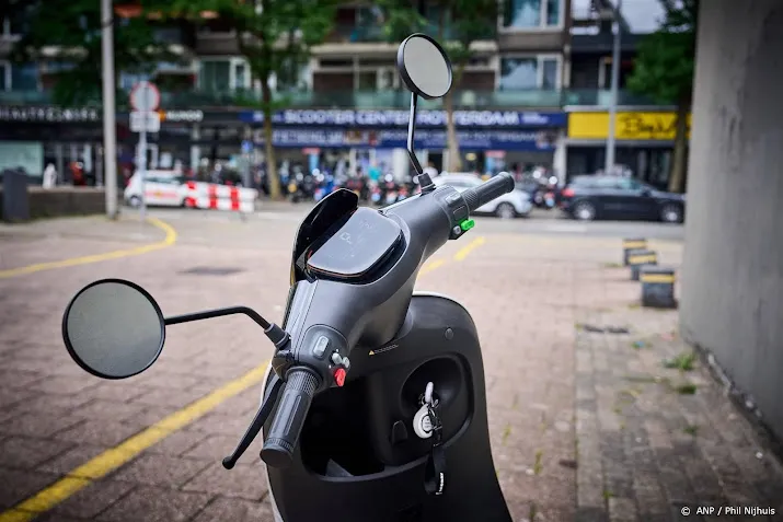scooter en e bikeverhuurder greenmo maakt doorstart